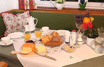 Gedeckter Frühstückstisch